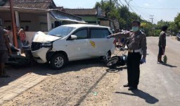 Avanza Oleng Sasak Tiga Motor, Satu Tewas