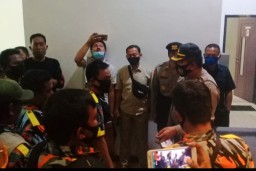 Tak Digubris, Demonstran Sweeping Kantor DPRD Kab.Pasuruan