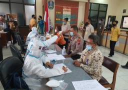 Lindungi Pemohon SIM, Petugas Samsat Bojonegoro Jalani Rapid Tes