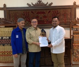 Enam Parpol Merapat ke Yani-Amina, Baru Rekom PAN Yang Dipegang Tangan