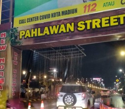 Cegah Kerumunan, Masuk Jalan Pahlawan Madiun Harus Lewat 'Gerojokan'