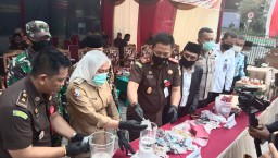 Kejari Bojonegoro Musnahkan Narkoba dan Jamu Tradisional Ilegal
