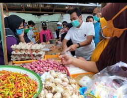 Sidak Pasar Sangkapura, Wabup Qosim Pastikan Pedagang dan Pembeli Tertib Protokol Kesehatan
