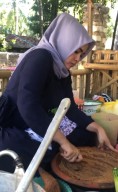 Viral Penjual Rujak Mirip Princes Syahrini di Madura, Pembeli Antre Hingga Berjam-jam