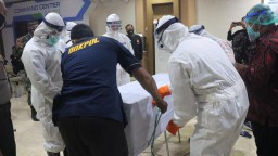 Kodim dan Polres Gresik Latihan Pemulasaran Jenazah Covid