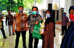 Bupati Sidoarjo Terima Bantuan dari SGM Eksplor-Indomaret