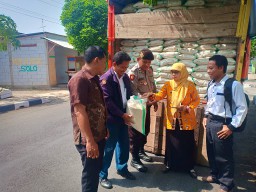 Camat Tuban Awasi Kuailitas Beras BPNT