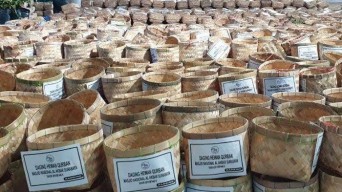 Masjid Al-Akbar Surabaya Bagi 2.000 Daging Dengan Besek Yang Dipesan Dari Tulungagung