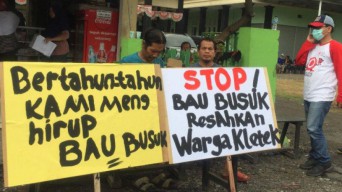 Warga Kletek, Taman Tuntut Penutupan Pabrik Pengolahan Bulu Ayam