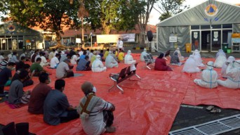 Tetap Pakai Baju Hazmat, Salat Ied di Tengah Pandemi Covid Surabaya