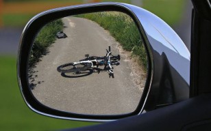 Gowes di Jalan Raya, Pesepeda Blitar Tewas Tersenggol Bus