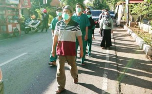 Sembuh Covid, Warga Lamongan Pulang Jalan Kaki 6 Km
