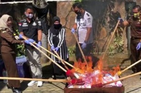 Kejari Lamongan Musnahkan Upal Rp 304 Juta dan Sabu