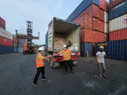 Petrokimia Gresik Ekspor 9 Ton Kapur Pertanian ke Brunei