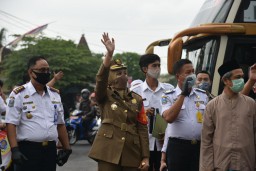 Ratusan Santri Jember Tujuan Situbondo Rapid Test Sebelum Diberangkatkan