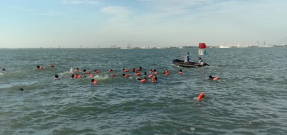 Prajurit Satkopaska Koarmada II Latihan Renang Selat Madura