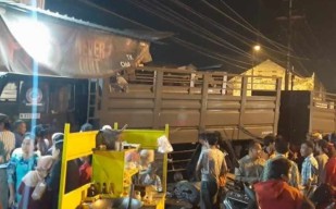 Truk Tronton Gandeng Seruduk Salon dan Bengkel Las di Jalan Raya Pungging Mojokerto