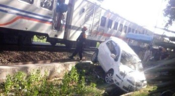 Sopir Cantik Mobil Yaris Diseruduk KA Sri Tanjung di Perlintasan Bangil