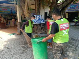 Lupa Tak Pakai Masker, 22 Warga Sidoarjo Dihukum Nyapu Halaman Kantor Kecamatan