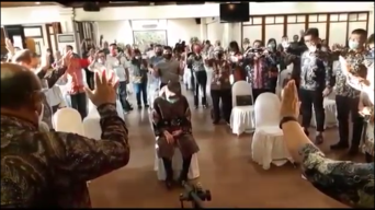 Risma Dikelilingi Rohaniawan di Gereja, Ada Misi Apa?