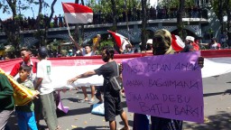 Protes Emak-emak Lawan PT GJT: Anak-anak Sesak Nafas Akibat Debu Batu Bara