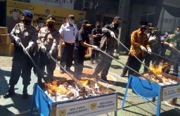 Ratusan Ribu Batang Rokok, Minuman Keras, Tembakau dan Pita Cukai Dibakar