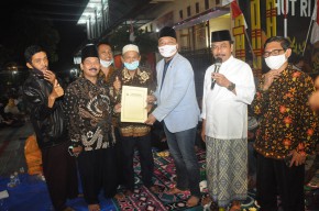 Pak Qosim dan Dokter Alif Serahkan Surat Perjanjian Penyerahan Aset Pengembang Griya Sumput ke Pemkab, Warga Perumahan Sambut Gembira