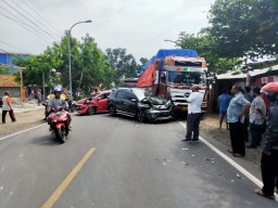 Laka Karambol Di Panceng Gresik, Tiga Mobil Ringsek Parah