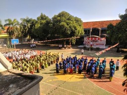 Santri Qomaruddin Gresik Upacara Kemerdekaan Dengan Bersarung