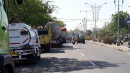 Di Gresik Truk ‘Santuy’ Parkir di Area Terlarang