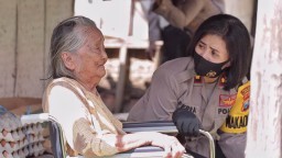 Cerita Nenek Sumiati dan Supinah di Lamongan, Hidup Andalkan Bantuan Tetangga, Menangis Didatangi Polisi Cantik