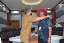 Kick Off Sensus Penduduk Plh Bupati Sidoarjo dan Kepala BPS Sidoarjo Sematkan Rompi Petugas 