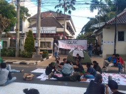 Kantor DPRD Lamongan Diduduki Massa hingga Malam, Agenda Rapat Paripurna Dibatalkan