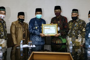 Pak Qosim Terima Penghargaan Pengelolaan BAZ Nasional