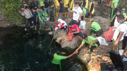 Prihatin Kondisi Sendang Banyak Sampah, Bupati Anna Turun Ajak Warga Kerja Bhakti