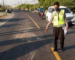 Pagi-pagi Nyenggol Truk, Warga Bungah Naik Motor Berangkat ke Alam Kubur