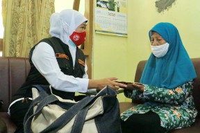 Janda Perintis Kemerdekaan Indonesia Dapat Bingkisan Dari Gubernur Khofifah