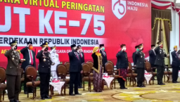 Bak Pengantin, Gubernur Khofifah Terlihat Anggun Pakai Kebaya Khas Jawa Timuran di Upacara Kemerdekaan