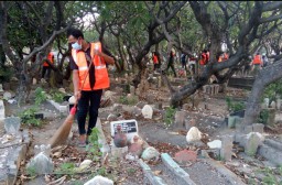 26 Orang Nyapu Makam Gara-gara Tak Pakai Masker