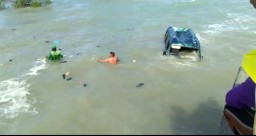 Sopir Oleng, Suzuki Carry Nyebur ke Pantai Camplong