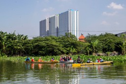 12 Perempuan Pejuang Sungai Jadi Pemulung Sampah di Kali Surabaya