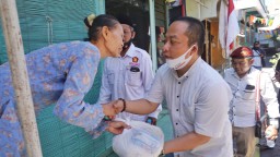 Datangi dan Sapa Warga di 4 Kelurahan, Dokter Alif Bagikan Sembako