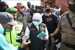 Sambil Gowes, Gubernur Bagi-bagi Masker Kepada Warga Mojokerto