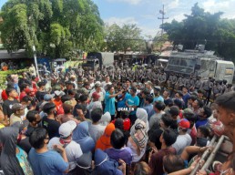 Pelabuhan Batubara Beroperasi Kembali, Warga Kecamatan Gresik Hadang Truk dan Minta PT GJT Hentikan Bongkar Muat