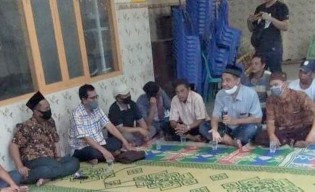 Dimintai Tolong PT Gresik Jasatama, Ketua DPRD Rayu Warga Izinkan Tongkang Batubara Merapat, Warga Tetap Menolak