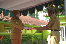 Bupati Jember Faida Serahkan 1.624 SK Kenaikan Pangkat