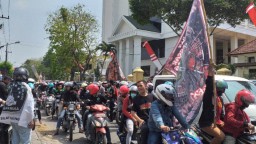 Ratusan Pendekar Pagar Nusa Geruduk PN Surabaya