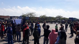 Perusahaan Mie Sedaap Berkhianat, Warga Gresik Demo Pabrik Tutup Pintu Masuk