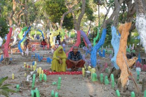 Makam Warna-Warni di Sidoarjo, Pagar dan Gapura Tiru Arsitektur Keraton Majapahit