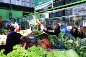 Los Dolll... Bakul Sayur Lan Tukang Becak Dapat Masker dan Sembako dari Khofifah